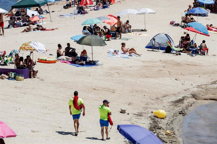 Archivo - Dos socorristas y varias personas en la playa Virgen de la Nueva del Pantano de San Juan, a 10 de julio de 2022, en San Martín de Valdeiglesias, Madrid (España). 