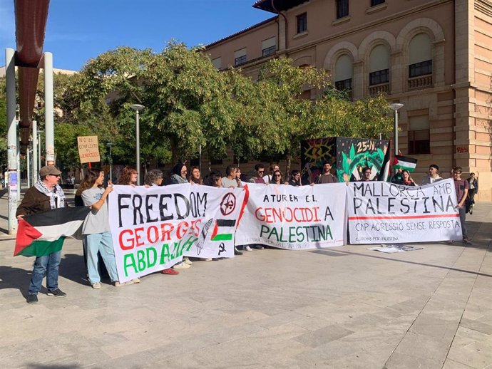 Concentración de Ciutadans per Palestina Mallorca en la plaza del Tubo de Palma