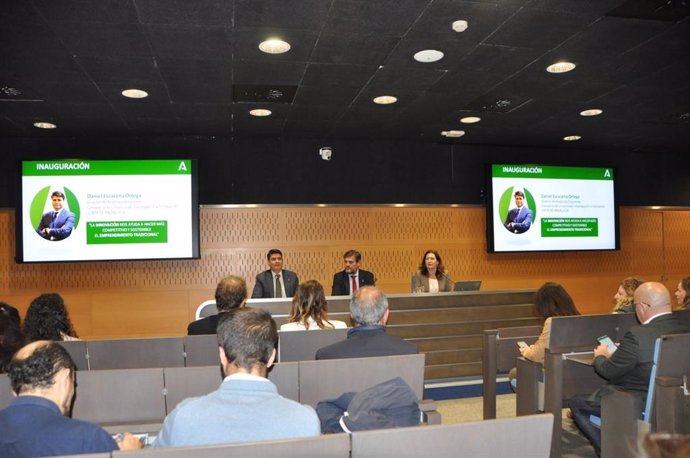 Andalucía Emprende, dependiente de la Consejería de Universidad, Investigación e Innovación, ha reunido a 120 personas, entre creadores de startups, inversores y representantes de entidades del ecosistema emprendedor en la jornada 'Ley de Startups'.