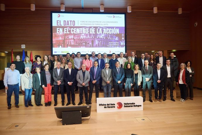 El consejero Cigudosa, junto a participantes en el primer foro de encuentro de representantes de Oficinas del Dato de España.