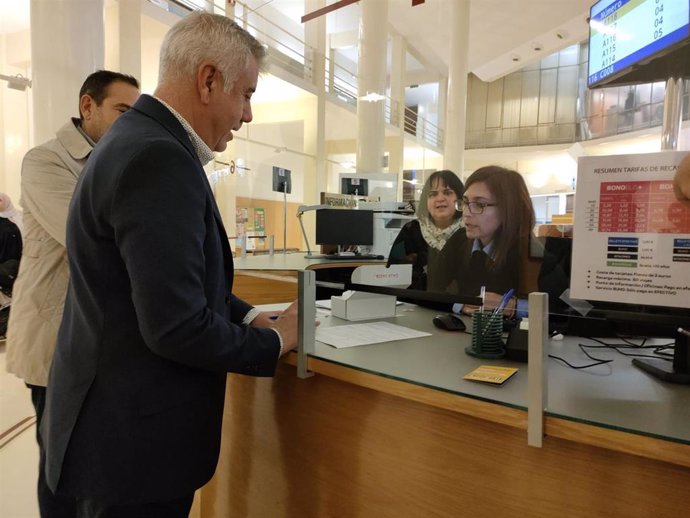 El concejal de movilidad del Ayuntamiento de Logroño, Ángel Andrés, se acerca al nuevo punto de solicitud y recobido del bonobús en el Ayuntamiento de Logroño