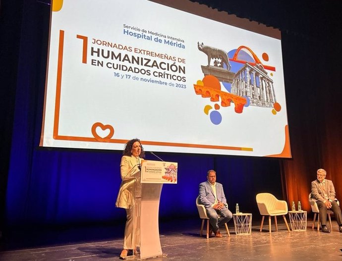 La consejera de Salud y Servicios Sociales, Sara García Espada, inaugura las I Jornadas Extremeñas de Humanización en Cuidados Críticos