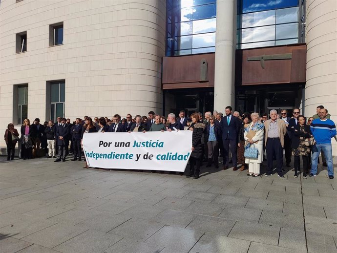 Imagen de la concentración de los operadores jurídicos de Pamplona en defensa de la separación de poderes y la independencia judicial