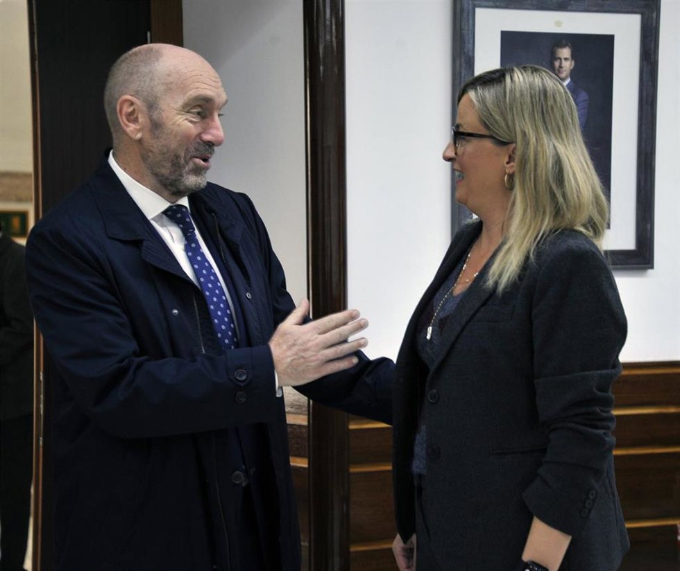 Archivo - El presidente de la Junta General, Juan Cofiño, y la presidenta de la Asamblea de Extremadura, Blanca Martín.