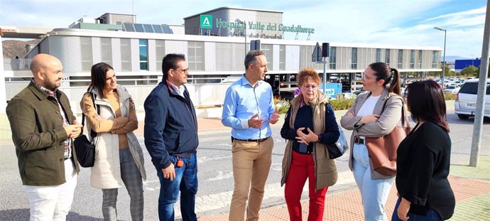 El diputado provincial del PSOE de Málaga, Miguel Espinosa Ruiz, junto a concejales socialistas en el Ayuntamiento de Cártama ante el Hospital Comarcal Valle del Guadalhorce.