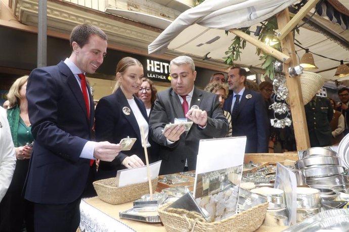 De izquierda a derecha, el presidente del Consell de Mallorca, Lloren Galmés, la presidenta del Govern, Marga Prohens, y el alcalde de Inca, Virgilio Moreno, en la feria del Dijous Bo.