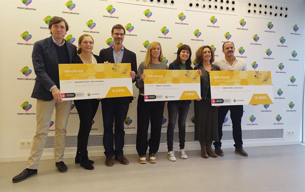 Los premiados de la cuarta edición de los Innofood, con el director de Sostenibilidad, Estrategia e Innovación de Mercabarna, Pablo Vilanova; y la directora de Servicios a las Empresas de Barcelona Activa, Montse Basora.