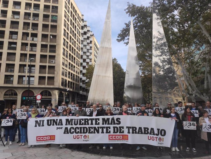 UGT y CCOO se concentran en Zaragoza tras los dos últimos accidentes mortales en el trabajo, el conductor de un camión en la Z-40 y del trabajador de una planta de áridos en el barrio rural de Garrapinillos.