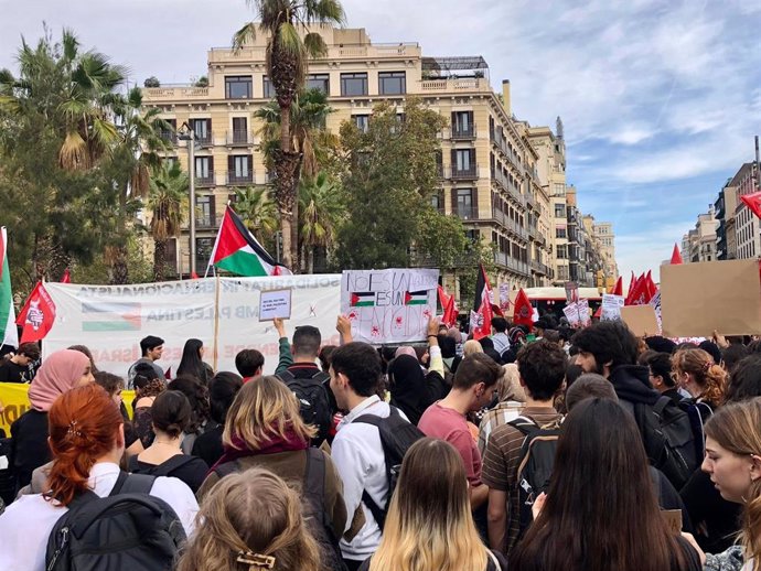 Unos 300 estudiantes convocados por el Sindicat d'Estudiants se han concentrado en plaza Universitat de Barcelona para mostrar su solidaridad con Palestina y pedir el "alto al genocidio en Gaza".