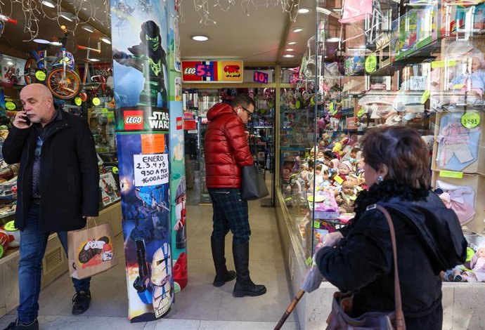 Archivo - Un hombre observa el escaparate de la juguetería de Sarasús, en Madrid (España).