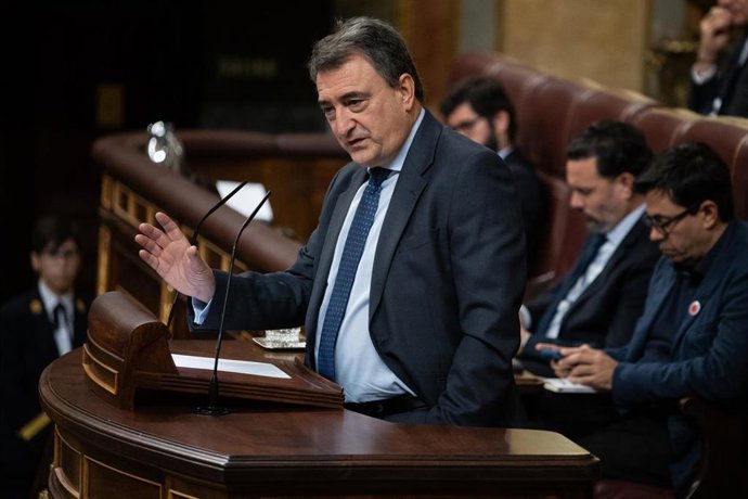 El portavoz del PNV en el Congreso, Aitor Esteban, interviene durante la segunda sesión del debate de investidura de Pedro Sánchez como presidente de Gobierno, en el Congreso de los Diputados, a 16 de noviembre de 2023, en Madrid 