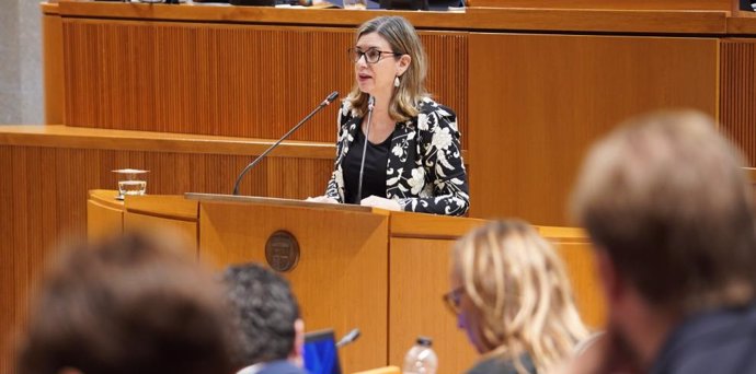 La consejera de Educación, Ciencia y Universidades, Claudia Pérez Forniés, en su comparecencia ante las Cortes de Aragón para explicar el cierre de la escuela de Caneto.