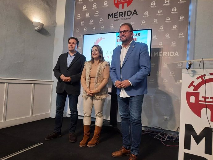 El alcalde de Mérida, Antonio Rodríguez Osuna, junto a los delegados municipales Ana Aragoneses y Antonio Vélez en la presentación de los actos con motivo del inicio del Año Jubilar y el 30 aniversario de Mérida como Patrimonio de la Humanidad