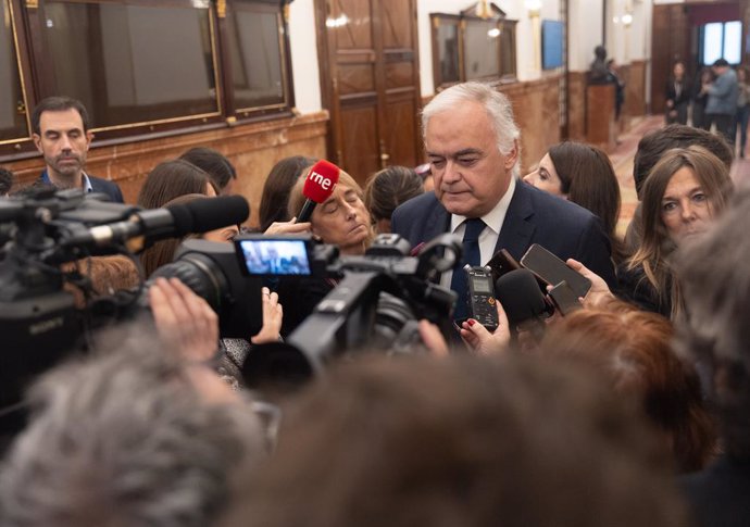 El diputado del PP Esteban González Pons, ofrece declaraciones a los medios a su salida de la segunda sesión del debate de investidura de Pedro Sánchez como presidente de Gobierno, en el Congreso de los Diputados, a 16 de noviembre de 2023, en Madrid (E