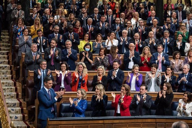 Aplausos al presidente del Gobierno en funciones y candidato a la reelección, Pedro Sánchez, después de su última intervención de antes de la votación