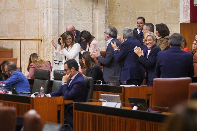 La bancada del PSOE-A en el Parlamento andaluz aplaude en pie para celebrar la investidura de Pedro Sánchez en pleno debate de presupuestos
