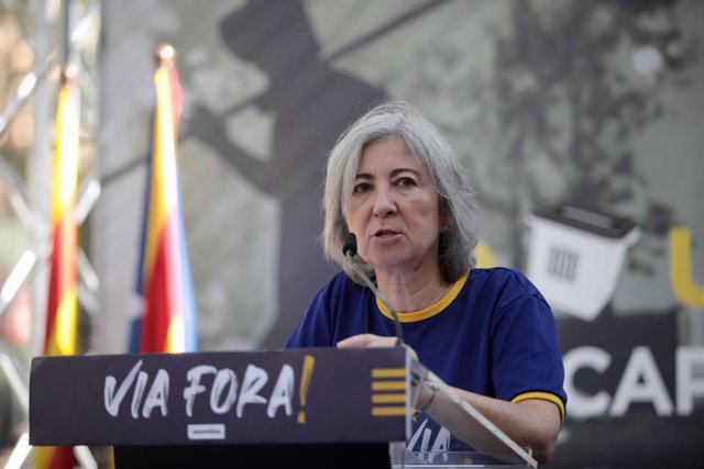 Archivo - La presidenta de la ANC, Dolors Feliu, interviene durante la celebración del aniversario del referéndum del 1-O, en la plaza de Urquinaona, a 1 de octubre de 2023, en Barcelona, Cataluña (España). 