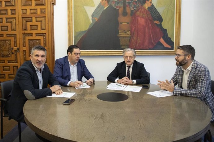 El presidente de la Diputación de Córdoba, Salvador Fuentes (segundo por la dcha.), y el presidente de ATA, Rafael Amor (tercero), durante su reunión.