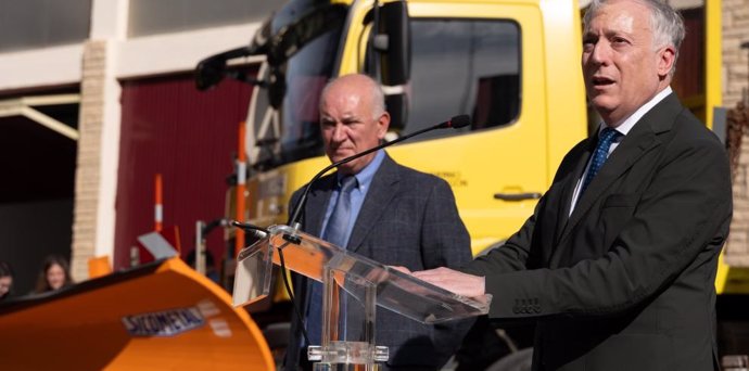 El consejero de Fomento, Vivienda, Movilidad y Logística del Gobierno de Aragón, Octavio López y el director general de Carreteras, Miguel Ángel Arminio, en la presentación del Plan de Vialidad Invernal 2023-2024.