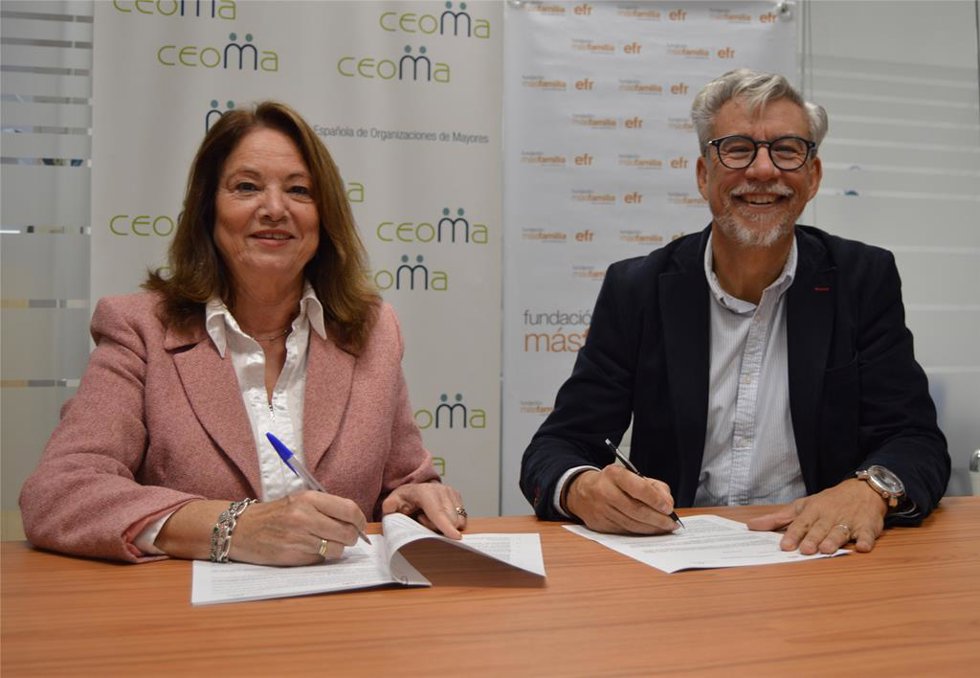 Firma del acuerdo de CEOMA y Másfamilia
