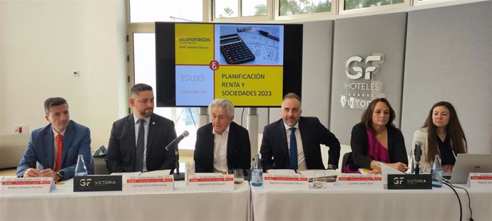 Rubén Gimeno, secretario técnico del REAF; Samuel Cruz, decano del Ilustre Colegio Oficial de Titulados Mercantiles y Empresariales de Santa Cruz de Tenerife; Valentín Pich, presidente del Consejo General de Economistas de España.