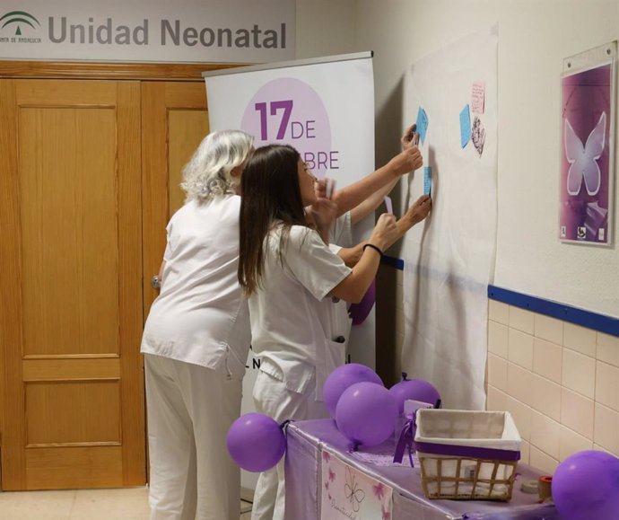 Profesionales colocan un mural con frases de padres de recién nacidos prematuros