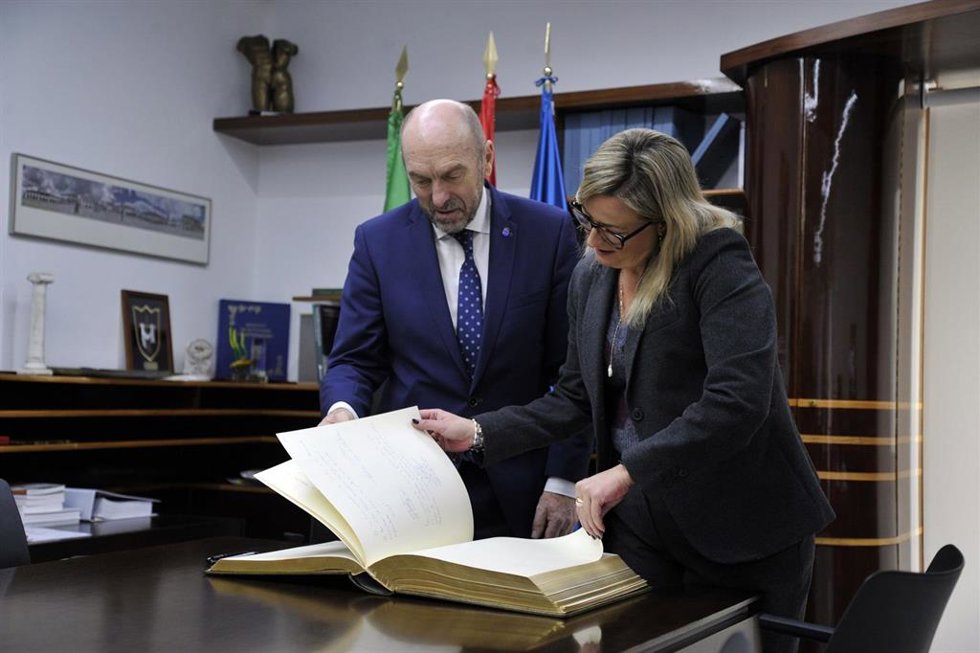 La presidenta de la Asamblea de Extremadura, Blanca Martín, y el presidente de la Junta General del Principado de Asturias, Juan Cofiño, en su encuentro en la Cámara regional extremeña