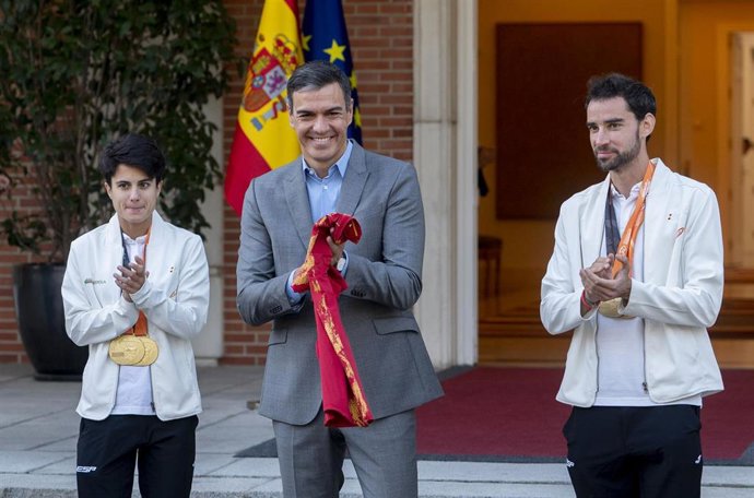 Archivo - El presidente del Gobierno, Pedro Sánchez, junto a los atletas María Pérez y Álvaro Martín, bicampeones del mundo de marcha en el Mundial de atletismo de Budapest, en el Palacio de la Moncloa.