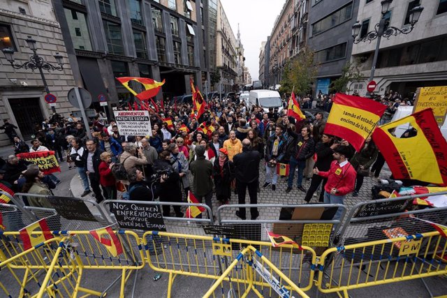 Manifestantes durante una protesta contra la investidura de Pedro Sánchez el día en que se celebra en el Congreso de los Diputados la segunda sesión del pleno 