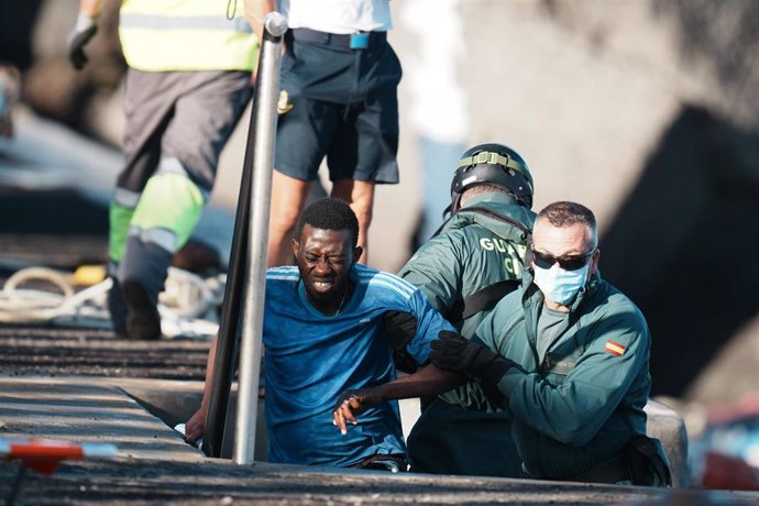 Un Guardia Civil ayuda a un migrante a su llegada a El Hierro en una imagen de archivo