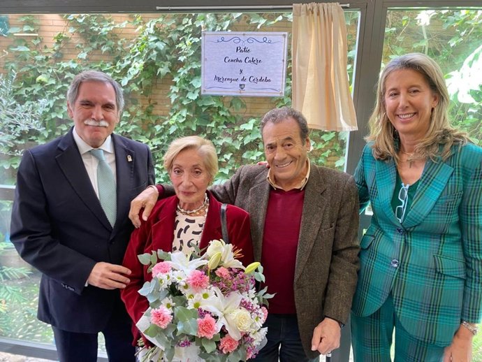 Viso (izda.), en patio del CEIP Torremalmuerta dedicado a Concha Calero y Merengue de Córdoba, con los homenajeados.