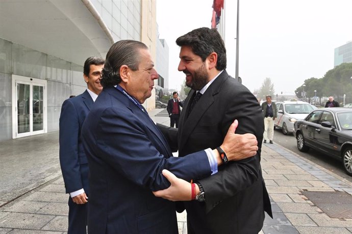 Fernando López Miras, con el presidente Asociación Valenciana de Empresarios, Vicente Boluda; con los promotores del movimiento #QuieroCorredor; y con la delegación de la Región de Murcia presente en el acto.