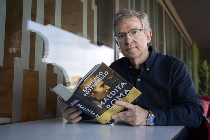 El escritor Santiago Posteguillo posa durante su entrevista con Europa Press por su último libro Maldita Roma. 