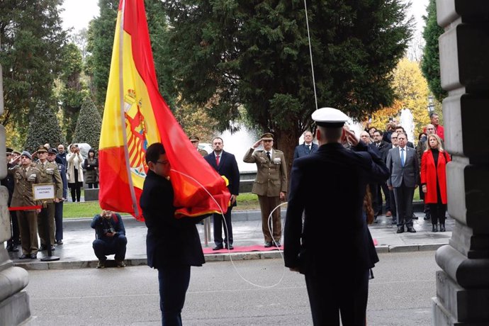 Acto de izado de bandera en la Delegación de Defensa.