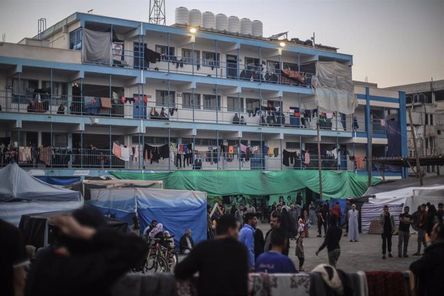 Desplazados en una escuela de la UNRWA en Jan Yunis, en la Franja de Gaza