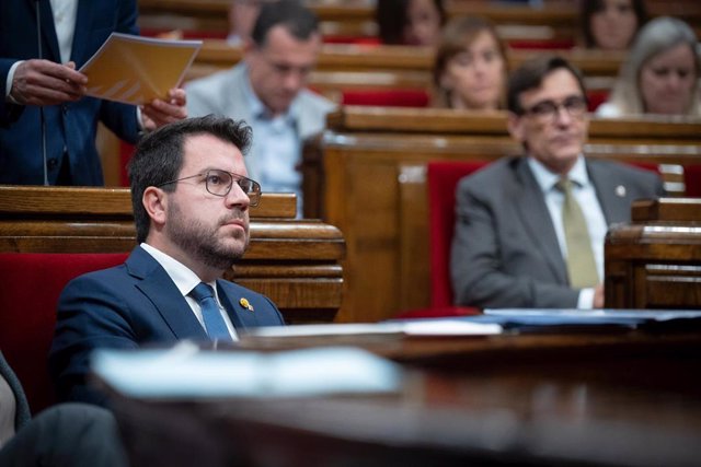 El presidente de la Generalitat, Pere Aragonès, durante una sesión plenaria en el Parlament, a 25 de octubre de 2023, en Barcelona, Catalunya (España). 