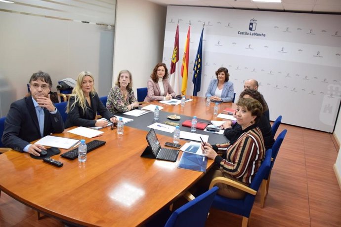 La consejera de Economía, Empresas y Empleo, Patricia Franco, y su equipo se reúne con respresentantes de Hydnum Steel.