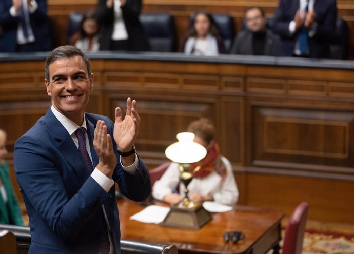 El recién nombrado presidente del Gobierno, Pedro Sánchez, aplaude tras la votación, durante la segunda sesión del debate de investidura de Pedro Sánchez como presidente de Gobierno, en el Congreso de los Diputados.