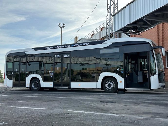 Archivo - Avanza probará a partir del lunes un nuevo modelo de autobús eléctrico en Zaragoza.