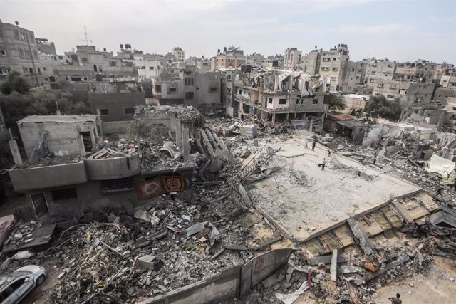 Edificios destruidos en el campamento de refugiados de Al Bureij a causa de los bombardeos de Israel contra la Franja de Gaza