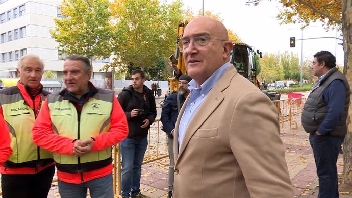 El alcalde de Valladolid, Jesús Julio Carnero, en la avenida de Gijón.