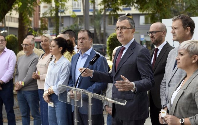 El alcalde, José Ballesta, durante el encuentro que ha mantenido  con representantes de las 67 juntas municipales y de distrito para explicar la campaña del transporte público gratis, que abarcará a los 67 barrios y pedanías de la ciudad