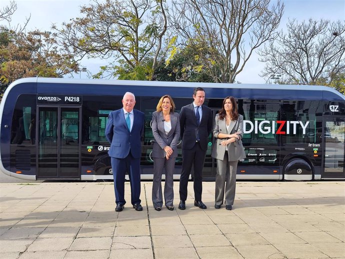 La alcaldesa de Zaragoza, Natalia Chueca, y el director general de Avanza, Valentín Alonso, en la presentación de la segunda y última fase de ensayos de Digizity