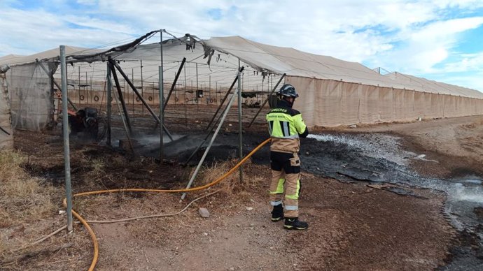 Un efectivo del CEIS interviene en las tareas de extinción del incendio