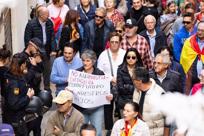 Varias personas protestan durante una manifestación contra la amnistía, frente a la delegación del Gobierno, a 11 de noviembre de 2023, en Palma de Mallorca, Mallorca, Islas Baleares (España).