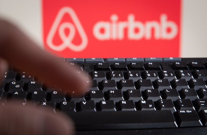 Archivo - FILED - 04 June 2020, Lower Saxony, Osnabrueck: The logo of "airbnb" can be read behind a computer keyboard. Photo: Friso Gentsch/dpa