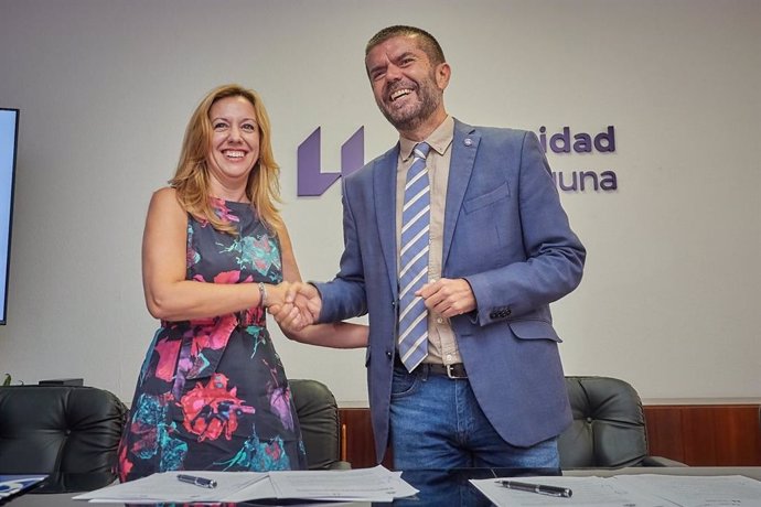 La presidenta del Cabildo de Tenerife, Rosa Dávila, y el rector de la ULL, Francisco García, durante la firma de un convenio para mejorar la movilidad en la isla