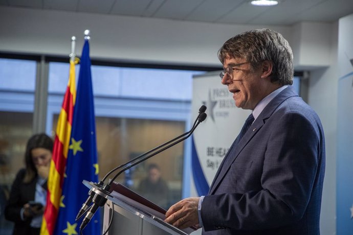 El expresidente de la Generalitat y eurodiputado de Junts, Carles Puigdemont, comparece en una rueda de prensa para explicar los detalles del acuerdo de investidura con el PSOE, en el Parlamento Europeo, a 9 de noviembre de 2023, en Bruselas (Bélgica). 