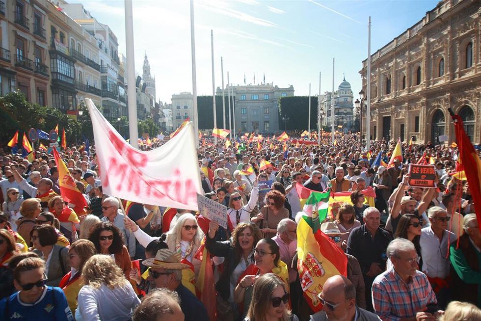 Miles de personas convocadas por el PP se concentran en Sevilla en contra de la Amnistía