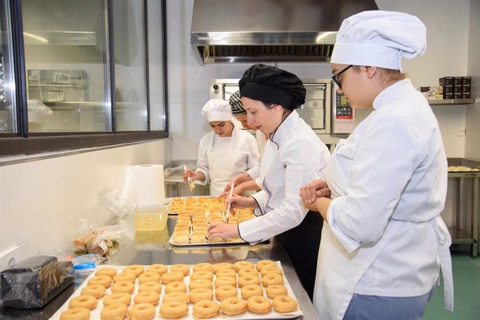 Participantes en un proyecto de Cáritas.